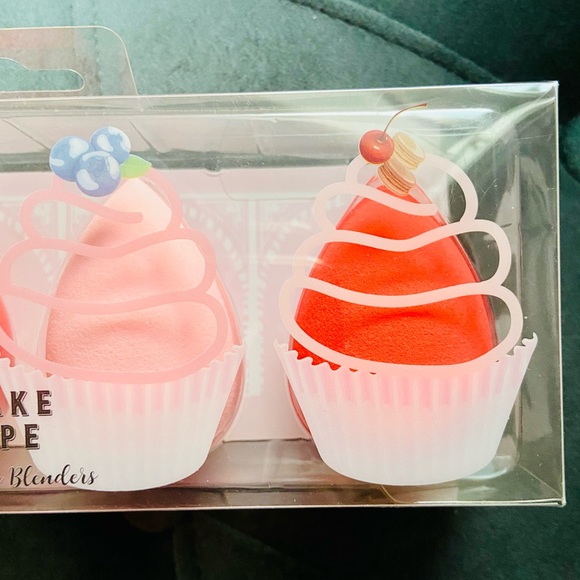 FINAL PRICE MARKDOWN!/Cupcake Shoppe Set Of 4 Beauty Blender Sponges! - Picture 5 of 10